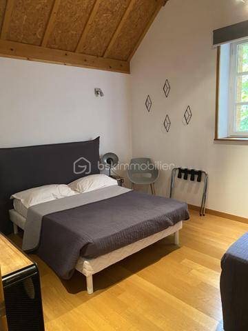 Au cœur de la Drôme Provençale, découvrez cet ensemble immobilier à vocation événementielle développant environ 913 m² de surfaces, dont 150 m² restant à aménager.

La propriété dispose d’une salle de réception de 242 m² pouvant accueillir jusqu’à 190 personnes, complétée par un espace traiteur, une zone frigorifique, une réserve, des espaces de stockage, des sanitaires et un préau couvert de 54 m².

Le domaine comprend également une chapelle de 83 m², deux gîtes entièrement meublés et équipés, plusieurs chambres et espaces d’hébergement ainsi qu’une suite nuptiale de 24 m² avec jacuzzi.

Les 150 m² restant à aménager offrent un potentiel supplémentaire pour la création de nouveaux hébergements, d’un espace bien-être, de salles de séminaire ou tout autre projet adapté au domaine.

À l’extérieur : cour fermée d’environ 500 m² et stationnement pour environ 25 véhicules.

Climatisation, pompes à chaleur et poêle à bois complètent les prestations.

Le mobilier de la salle de réception, notamment les tables et les chaises, ainsi que l’équipement des gîtes sont inclus dans la vente.

Le site accueille actuellement environ 42 mariages par an, témoignant de son attractivité pour l’activité événementielle.

En résumé : environ 913 m² – 21 pièces – 2 gîtes – 7 salles de bains/salles d’eau – salle de réception jusqu’à 190 personnes – chapelle – suite nuptiale avec jacuzzi – 150 m² à aménager – cour fermée – stationnement – ensemble vendu meublé et équipé.

Dossier complet et renseignements sur demande.