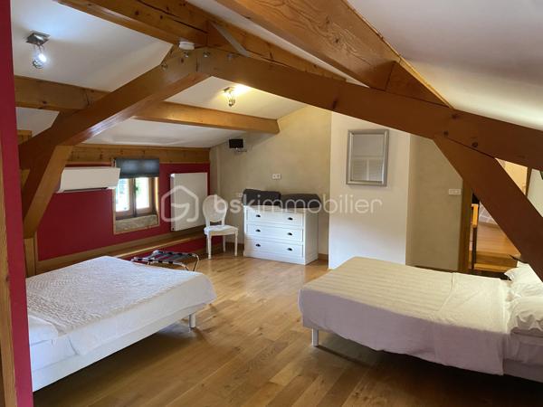 Au cœur de la Drôme Provençale, découvrez cet ensemble immobilier à vocation événementielle développant environ 913 m² de surfaces, dont 150 m² restant à aménager.

La propriété dispose d’une salle de réception de 242 m² pouvant accueillir jusqu’à 190 personnes, complétée par un espace traiteur, une zone frigorifique, une réserve, des espaces de stockage, des sanitaires et un préau couvert de 54 m².

Le domaine comprend également une chapelle de 83 m², deux gîtes entièrement meublés et équipés, plusieurs chambres et espaces d’hébergement ainsi qu’une suite nuptiale de 24 m² avec jacuzzi.

Les 150 m² restant à aménager offrent un potentiel supplémentaire pour la création de nouveaux hébergements, d’un espace bien-être, de salles de séminaire ou tout autre projet adapté au domaine.

À l’extérieur : cour fermée d’environ 500 m² et stationnement pour environ 25 véhicules.

Climatisation, pompes à chaleur et poêle à bois complètent les prestations.

Le mobilier de la salle de réception, notamment les tables et les chaises, ainsi que l’équipement des gîtes sont inclus dans la vente.

Le site accueille actuellement environ 42 mariages par an, témoignant de son attractivité pour l’activité événementielle.

En résumé : environ 913 m² – 21 pièces – 2 gîtes – 7 salles de bains/salles d’eau – salle de réception jusqu’à 190 personnes – chapelle – suite nuptiale avec jacuzzi – 150 m² à aménager – cour fermée – stationnement – ensemble vendu meublé et équipé.

Dossier complet et renseignements sur demande.