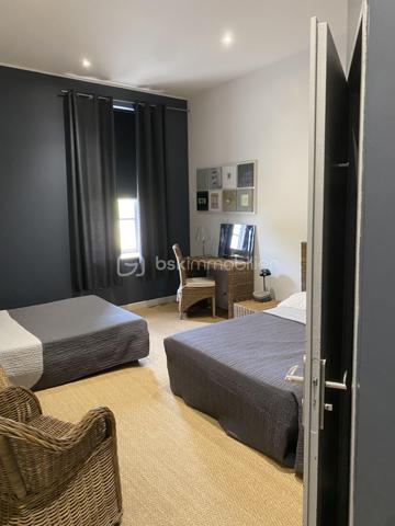 Au cœur de la Drôme Provençale, découvrez cet ensemble immobilier à vocation événementielle développant environ 913 m² de surfaces, dont 150 m² restant à aménager.

La propriété dispose d’une salle de réception de 242 m² pouvant accueillir jusqu’à 190 personnes, complétée par un espace traiteur, une zone frigorifique, une réserve, des espaces de stockage, des sanitaires et un préau couvert de 54 m².

Le domaine comprend également une chapelle de 83 m², deux gîtes entièrement meublés et équipés, plusieurs chambres et espaces d’hébergement ainsi qu’une suite nuptiale de 24 m² avec jacuzzi.

Les 150 m² restant à aménager offrent un potentiel supplémentaire pour la création de nouveaux hébergements, d’un espace bien-être, de salles de séminaire ou tout autre projet adapté au domaine.

À l’extérieur : cour fermée d’environ 500 m² et stationnement pour environ 25 véhicules.

Climatisation, pompes à chaleur et poêle à bois complètent les prestations.

Le mobilier de la salle de réception, notamment les tables et les chaises, ainsi que l’équipement des gîtes sont inclus dans la vente.

Le site accueille actuellement environ 42 mariages par an, témoignant de son attractivité pour l’activité événementielle.

En résumé : environ 913 m² – 21 pièces – 2 gîtes – 7 salles de bains/salles d’eau – salle de réception jusqu’à 190 personnes – chapelle – suite nuptiale avec jacuzzi – 150 m² à aménager – cour fermée – stationnement – ensemble vendu meublé et équipé.

Dossier complet et renseignements sur demande.