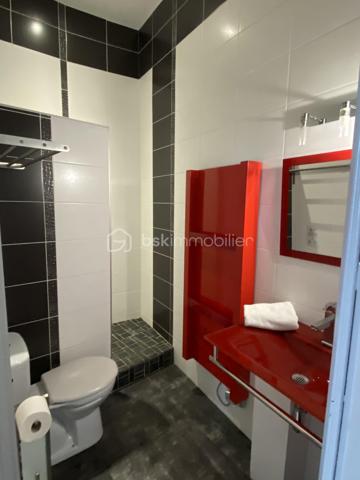 Au cœur de la Drôme Provençale, découvrez cet ensemble immobilier à vocation événementielle développant environ 913 m² de surfaces, dont 150 m² restant à aménager.

La propriété dispose d’une salle de réception de 242 m² pouvant accueillir jusqu’à 190 personnes, complétée par un espace traiteur, une zone frigorifique, une réserve, des espaces de stockage, des sanitaires et un préau couvert de 54 m².

Le domaine comprend également une chapelle de 83 m², deux gîtes entièrement meublés et équipés, plusieurs chambres et espaces d’hébergement ainsi qu’une suite nuptiale de 24 m² avec jacuzzi.

Les 150 m² restant à aménager offrent un potentiel supplémentaire pour la création de nouveaux hébergements, d’un espace bien-être, de salles de séminaire ou tout autre projet adapté au domaine.

À l’extérieur : cour fermée d’environ 500 m² et stationnement pour environ 25 véhicules.

Climatisation, pompes à chaleur et poêle à bois complètent les prestations.

Le mobilier de la salle de réception, notamment les tables et les chaises, ainsi que l’équipement des gîtes sont inclus dans la vente.

Le site accueille actuellement environ 42 mariages par an, témoignant de son attractivité pour l’activité événementielle.

En résumé : environ 913 m² – 21 pièces – 2 gîtes – 7 salles de bains/salles d’eau – salle de réception jusqu’à 190 personnes – chapelle – suite nuptiale avec jacuzzi – 150 m² à aménager – cour fermée – stationnement – ensemble vendu meublé et équipé.

Dossier complet et renseignements sur demande.