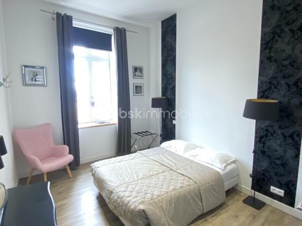 Au cœur de la Drôme Provençale, découvrez cet ensemble immobilier à vocation événementielle développant environ 913 m² de surfaces, dont 150 m² restant à aménager.

La propriété dispose d’une salle de réception de 242 m² pouvant accueillir jusqu’à 190 personnes, complétée par un espace traiteur, une zone frigorifique, une réserve, des espaces de stockage, des sanitaires et un préau couvert de 54 m².

Le domaine comprend également une chapelle de 83 m², deux gîtes entièrement meublés et équipés, plusieurs chambres et espaces d’hébergement ainsi qu’une suite nuptiale de 24 m² avec jacuzzi.

Les 150 m² restant à aménager offrent un potentiel supplémentaire pour la création de nouveaux hébergements, d’un espace bien-être, de salles de séminaire ou tout autre projet adapté au domaine.

À l’extérieur : cour fermée d’environ 500 m² et stationnement pour environ 25 véhicules.

Climatisation, pompes à chaleur et poêle à bois complètent les prestations.

Le mobilier de la salle de réception, notamment les tables et les chaises, ainsi que l’équipement des gîtes sont inclus dans la vente.

Le site accueille actuellement environ 42 mariages par an, témoignant de son attractivité pour l’activité événementielle.

En résumé : environ 913 m² – 21 pièces – 2 gîtes – 7 salles de bains/salles d’eau – salle de réception jusqu’à 190 personnes – chapelle – suite nuptiale avec jacuzzi – 150 m² à aménager – cour fermée – stationnement – ensemble vendu meublé et équipé.

Dossier complet et renseignements sur demande.