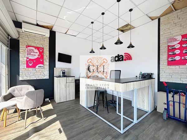 Local commercial avec entrepôt et 14 stationnements – Champagne-au-Mont-d’Or