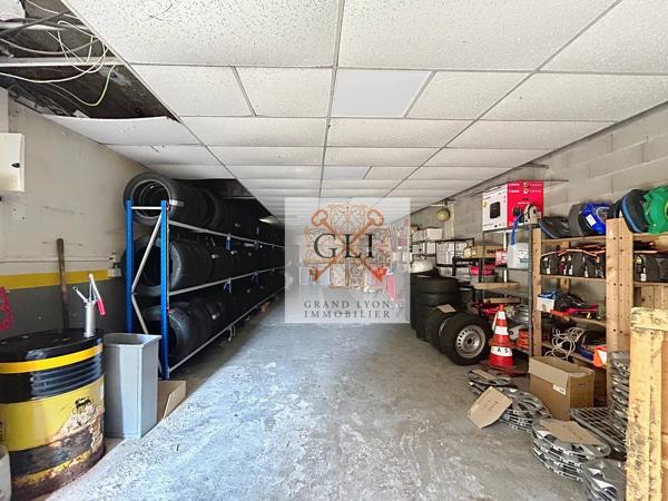 Local commercial avec entrepôt et 14 stationnements – Champagne-au-Mont-d’Or