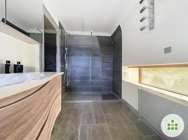 Maison 8 pièces - 330 m²