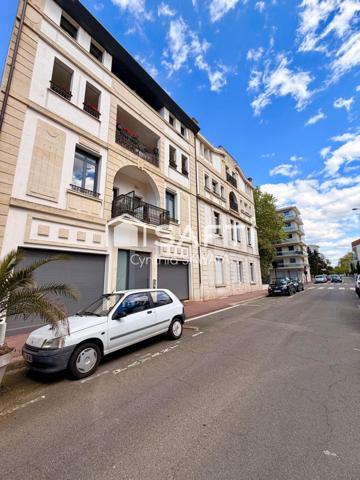 Bel appartement rénové, centre ville, avec ascenseur, place de parking couverte et balcon!