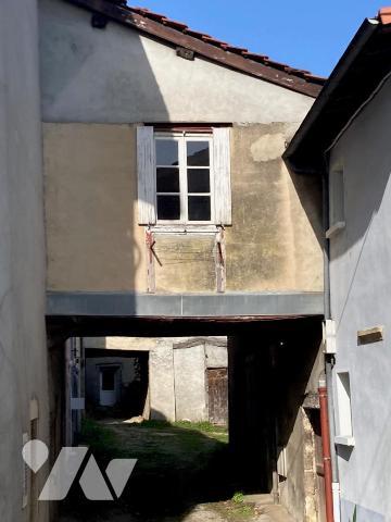 MEXIMIEUX CENTRE-VILLE MAISON A RENOVER AVEC DEPENDANCES ET PARKING