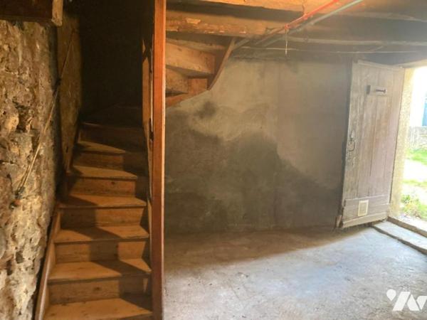 MEXIMIEUX CENTRE-VILLE MAISON A RENOVER AVEC DEPENDANCES ET PARKING