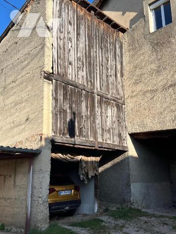 MEXIMIEUX CENTRE-VILLE MAISON A RENOVER AVEC DEPENDANCES ET PARKING