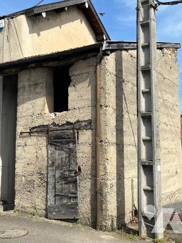 MEXIMIEUX CENTRE-VILLE MAISON A RENOVER AVEC DEPENDANCES ET PARKING