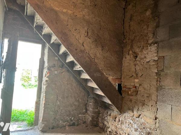 MEXIMIEUX CENTRE-VILLE MAISON A RENOVER AVEC DEPENDANCES ET PARKING