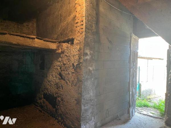 MEXIMIEUX CENTRE-VILLE MAISON A RENOVER AVEC DEPENDANCES ET PARKING