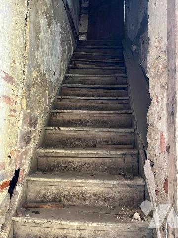 MEXIMIEUX CENTRE-VILLE MAISON A RENOVER AVEC DEPENDANCES ET PARKING