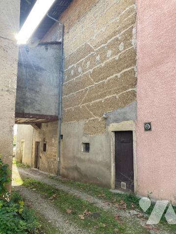 MEXIMIEUX CENTRE-VILLE MAISON A RENOVER AVEC DEPENDANCES ET PARKING