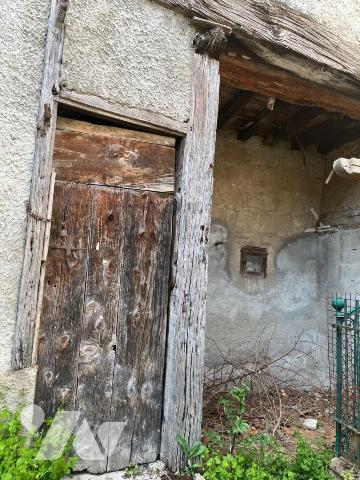 MEXIMIEUX CENTRE-VILLE MAISON A RENOVER AVEC DEPENDANCES ET PARKING