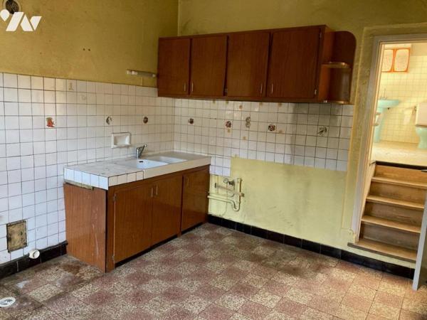 MEXIMIEUX CENTRE-VILLE MAISON A RENOVER AVEC DEPENDANCES ET PARKING