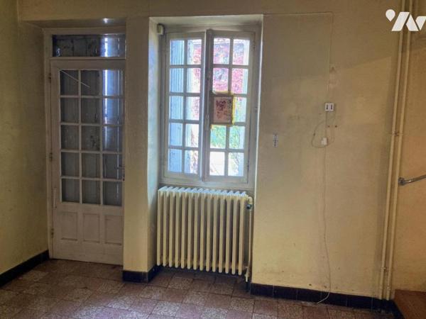 MEXIMIEUX CENTRE-VILLE MAISON A RENOVER AVEC DEPENDANCES ET PARKING