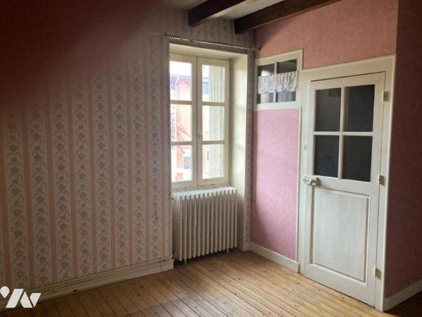 MEXIMIEUX CENTRE-VILLE MAISON A RENOVER AVEC DEPENDANCES ET PARKING