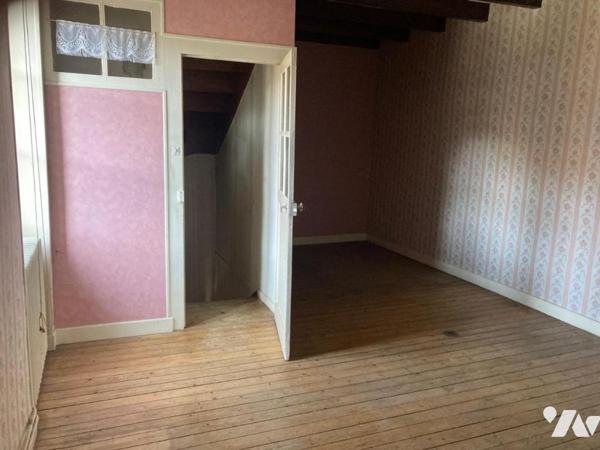 MEXIMIEUX CENTRE-VILLE MAISON A RENOVER AVEC DEPENDANCES ET PARKING