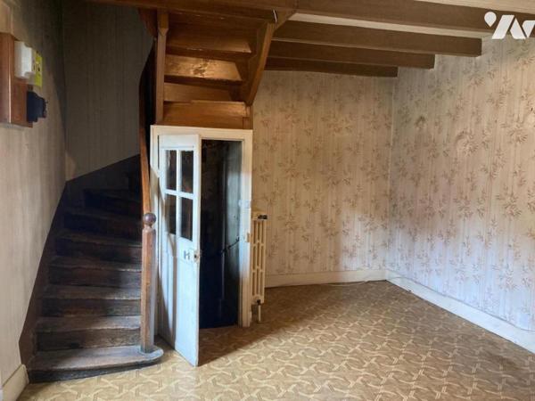 MEXIMIEUX CENTRE-VILLE MAISON A RENOVER AVEC DEPENDANCES ET PARKING