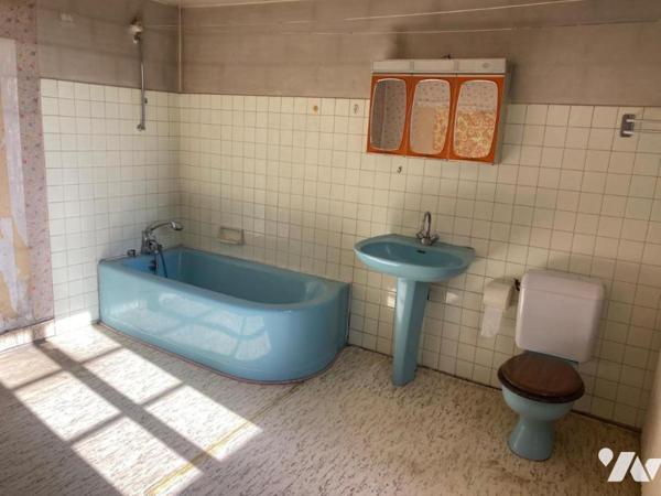 MEXIMIEUX CENTRE-VILLE MAISON A RENOVER AVEC DEPENDANCES ET PARKING