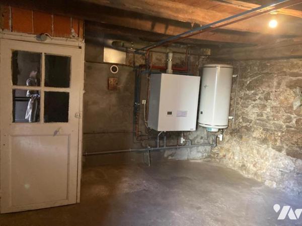 MEXIMIEUX CENTRE-VILLE MAISON A RENOVER AVEC DEPENDANCES ET PARKING