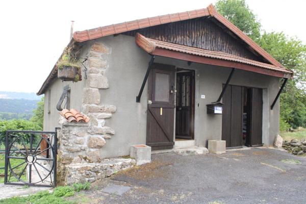 Maison  avec deux appartements, garage et jardins