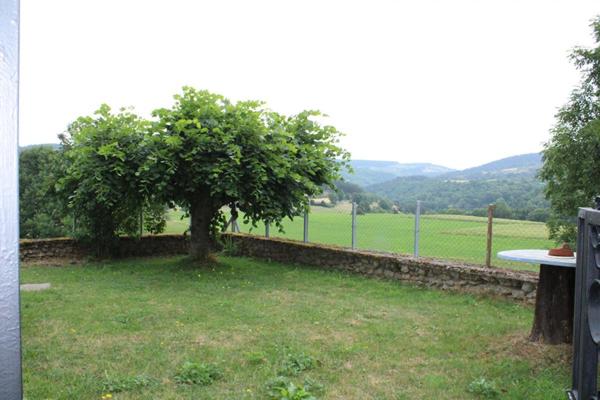 Maison  avec deux appartements, garage et jardins