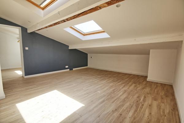 Bacalan – Maison en pierre 147 m² au sol – Jardin, piscine et garage
