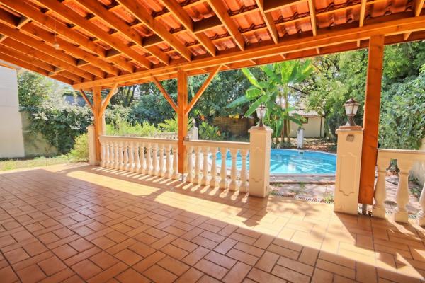Bacalan – Maison en pierre 147 m² au sol – Jardin, piscine et garage