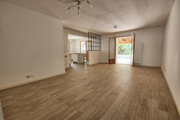 Bacalan – Maison en pierre 147 m² au sol – Jardin, piscine et garage
