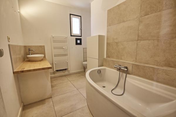 Bacalan – Maison en pierre 147 m² au sol – Jardin, piscine et garage