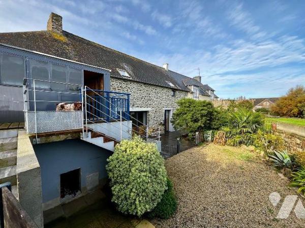 Maison d'habitation de 111m² environ face à la mer comprenant :

Au rez-de-chaussée : un gran...