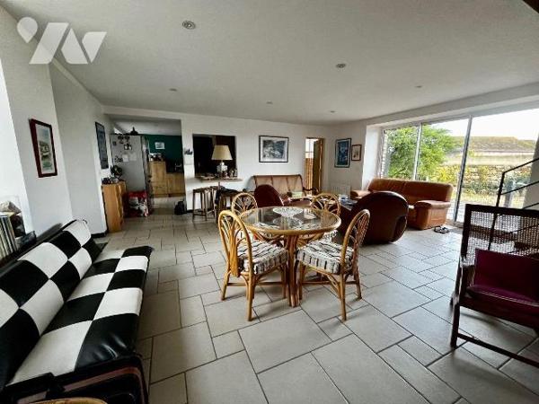 Maison d'habitation de 111m² environ face à la mer comprenant :

Au rez-de-chaussée : un gran...