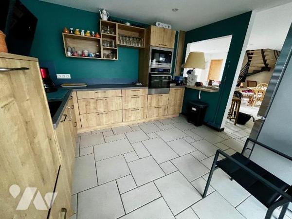 Maison d'habitation de 111m² environ face à la mer comprenant :

Au rez-de-chaussée : un gran...