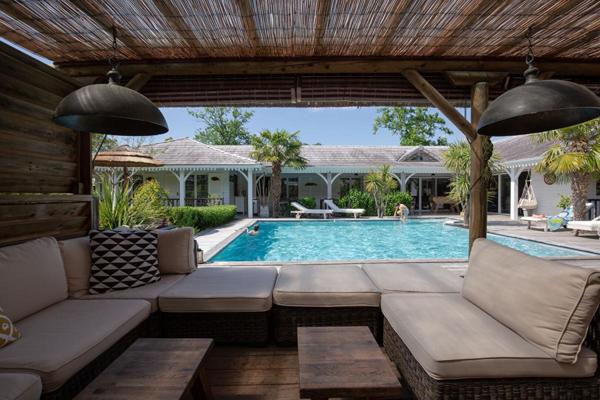 Magnifique villa contemporaine au coeur d'un jardin tropical