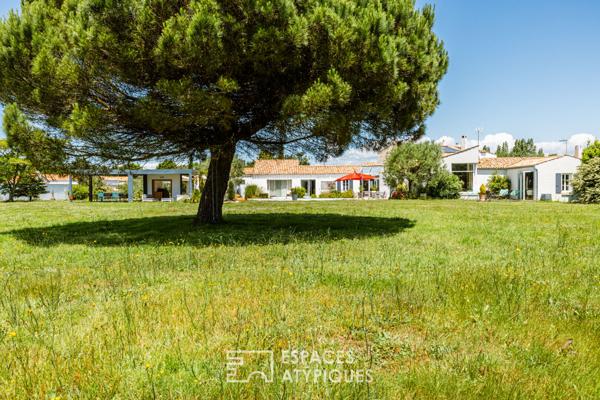 Villa contemporaine lovée sur son parc, avec piscine et green de golf