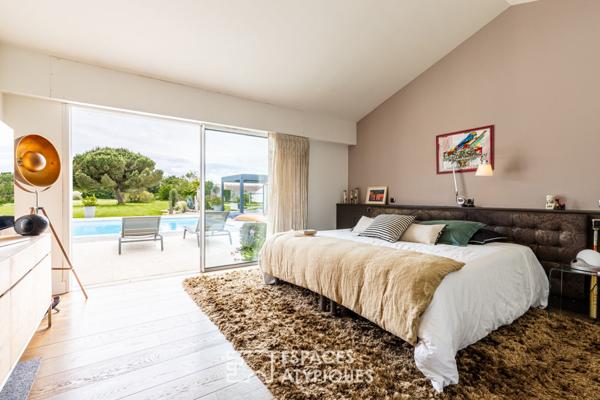 Villa contemporaine lovée sur son parc, avec piscine et green de golf