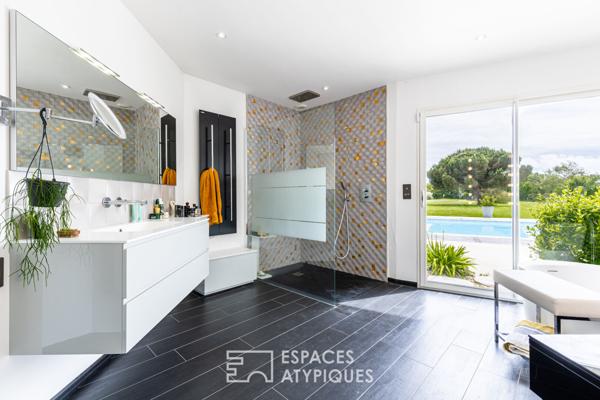 Villa contemporaine lovée sur son parc, avec piscine et green de golf