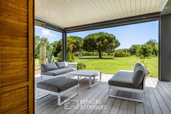 Villa contemporaine lovée sur son parc, avec piscine et green de golf