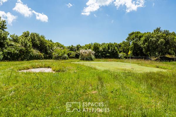 Villa contemporaine lovée sur son parc, avec piscine et green de golf