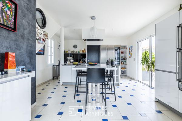 Villa contemporaine lovée sur son parc, avec piscine et green de golf