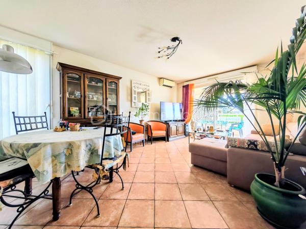 À Cannes La Bocca, dans une résidence récente (2008) et sécurisée, je vous propose ce 3 pièces de 61 m² situé au 2ᵉ étage avec ascenseur.

L'appartement est très agréable à vivre et lumineux grâce à son orientation Est et Sud. Il bénéficie également d'un excellent classement énergétique (DPE B).

Il se compose d'une entrée, d'un séjour avec espace salle à manger ouvrant sur la terrasse de 12 m², d'une cuisine semi-ouverte entièrement équipée, de deux chambres avec rangements, d'une salle de bains et d'un WC indépendant. Climatisation et double vitrage.

La résidence est bien entretenue et se trouve à environ 15 à 20 minutes à pied des plages. Commerces, grande surface et complexe de loisirs sont à proximité.

Un grand garage fermé en sous-sol complète le bien.

Un appartement fonctionnel, lumineux et sans travaux importants à prévoir, idéal pour une résidence principale comme pour un pied-à-terre sur Cannes.