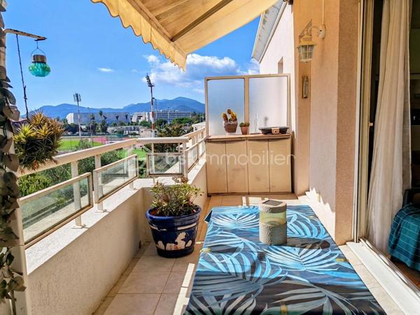 À Cannes La Bocca, dans une résidence récente (2008) et sécurisée, je vous propose ce 3 pièces de 61 m² situé au 2ᵉ étage avec ascenseur.

L'appartement est très agréable à vivre et lumineux grâce à son orientation Est et Sud. Il bénéficie également d'un excellent classement énergétique (DPE B).

Il se compose d'une entrée, d'un séjour avec espace salle à manger ouvrant sur la terrasse de 12 m², d'une cuisine semi-ouverte entièrement équipée, de deux chambres avec rangements, d'une salle de bains et d'un WC indépendant. Climatisation et double vitrage.

La résidence est bien entretenue et se trouve à environ 15 à 20 minutes à pied des plages. Commerces, grande surface et complexe de loisirs sont à proximité.

Un grand garage fermé en sous-sol complète le bien.

Un appartement fonctionnel, lumineux et sans travaux importants à prévoir, idéal pour une résidence principale comme pour un pied-à-terre sur Cannes.