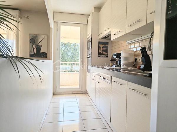 À Cannes La Bocca, dans une résidence récente (2008) et sécurisée, je vous propose ce 3 pièces de 61 m² situé au 2ᵉ étage avec ascenseur.

L'appartement est très agréable à vivre et lumineux grâce à son orientation Est et Sud. Il bénéficie également d'un excellent classement énergétique (DPE B).

Il se compose d'une entrée, d'un séjour avec espace salle à manger ouvrant sur la terrasse de 12 m², d'une cuisine semi-ouverte entièrement équipée, de deux chambres avec rangements, d'une salle de bains et d'un WC indépendant. Climatisation et double vitrage.

La résidence est bien entretenue et se trouve à environ 15 à 20 minutes à pied des plages. Commerces, grande surface et complexe de loisirs sont à proximité.

Un grand garage fermé en sous-sol complète le bien.

Un appartement fonctionnel, lumineux et sans travaux importants à prévoir, idéal pour une résidence principale comme pour un pied-à-terre sur Cannes.