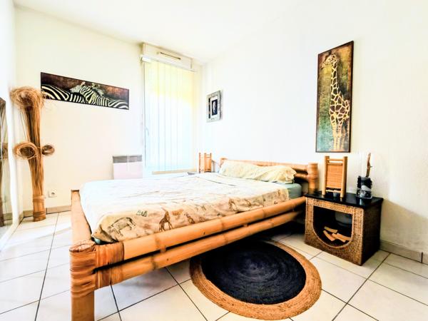À Cannes La Bocca, dans une résidence récente (2008) et sécurisée, je vous propose ce 3 pièces de 61 m² situé au 2ᵉ étage avec ascenseur.

L'appartement est très agréable à vivre et lumineux grâce à son orientation Est et Sud. Il bénéficie également d'un excellent classement énergétique (DPE B).

Il se compose d'une entrée, d'un séjour avec espace salle à manger ouvrant sur la terrasse de 12 m², d'une cuisine semi-ouverte entièrement équipée, de deux chambres avec rangements, d'une salle de bains et d'un WC indépendant. Climatisation et double vitrage.

La résidence est bien entretenue et se trouve à environ 15 à 20 minutes à pied des plages. Commerces, grande surface et complexe de loisirs sont à proximité.

Un grand garage fermé en sous-sol complète le bien.

Un appartement fonctionnel, lumineux et sans travaux importants à prévoir, idéal pour une résidence principale comme pour un pied-à-terre sur Cannes.