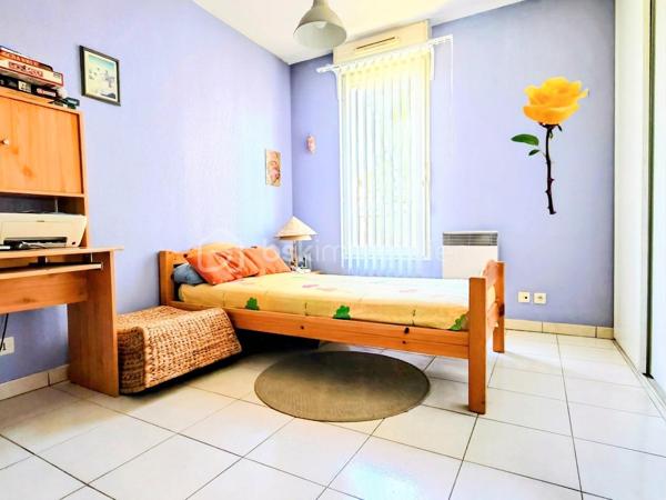 À Cannes La Bocca, dans une résidence récente (2008) et sécurisée, je vous propose ce 3 pièces de 61 m² situé au 2ᵉ étage avec ascenseur.

L'appartement est très agréable à vivre et lumineux grâce à son orientation Est et Sud. Il bénéficie également d'un excellent classement énergétique (DPE B).

Il se compose d'une entrée, d'un séjour avec espace salle à manger ouvrant sur la terrasse de 12 m², d'une cuisine semi-ouverte entièrement équipée, de deux chambres avec rangements, d'une salle de bains et d'un WC indépendant. Climatisation et double vitrage.

La résidence est bien entretenue et se trouve à environ 15 à 20 minutes à pied des plages. Commerces, grande surface et complexe de loisirs sont à proximité.

Un grand garage fermé en sous-sol complète le bien.

Un appartement fonctionnel, lumineux et sans travaux importants à prévoir, idéal pour une résidence principale comme pour un pied-à-terre sur Cannes.