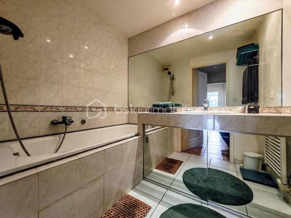 À Cannes La Bocca, dans une résidence récente (2008) et sécurisée, je vous propose ce 3 pièces de 61 m² situé au 2ᵉ étage avec ascenseur.

L'appartement est très agréable à vivre et lumineux grâce à son orientation Est et Sud. Il bénéficie également d'un excellent classement énergétique (DPE B).

Il se compose d'une entrée, d'un séjour avec espace salle à manger ouvrant sur la terrasse de 12 m², d'une cuisine semi-ouverte entièrement équipée, de deux chambres avec rangements, d'une salle de bains et d'un WC indépendant. Climatisation et double vitrage.

La résidence est bien entretenue et se trouve à environ 15 à 20 minutes à pied des plages. Commerces, grande surface et complexe de loisirs sont à proximité.

Un grand garage fermé en sous-sol complète le bien.

Un appartement fonctionnel, lumineux et sans travaux importants à prévoir, idéal pour une résidence principale comme pour un pied-à-terre sur Cannes.