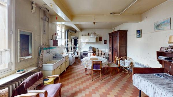 Mardeuil ( 51530 ) : Ensemble immobilier à rénover avec maison, cave, jardin, garages et dépendances