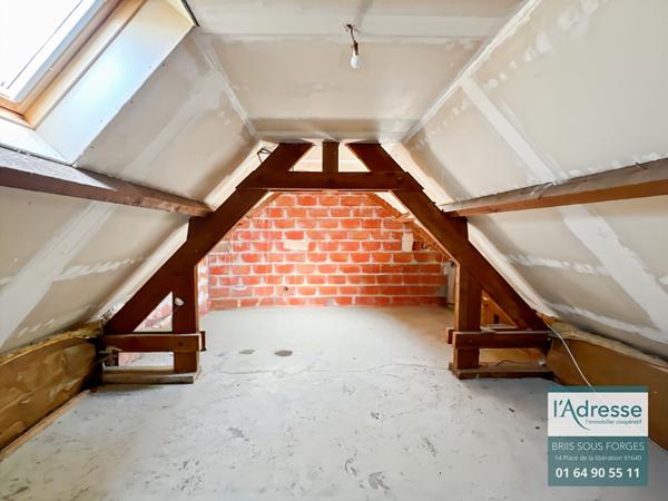 Maison avec fort potentiel 4 chambres possible 5 - 2337m² de terrain divisible + sous sol total