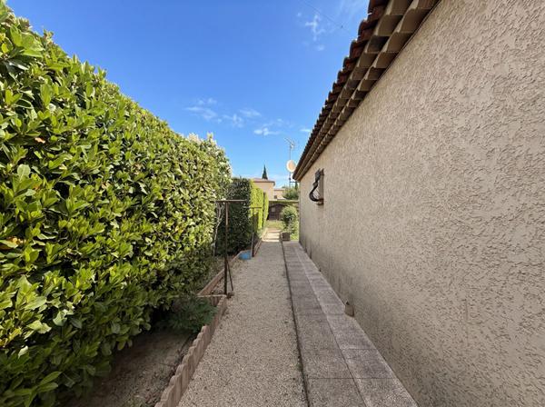 Maison de plain-pied 78 m² avec garage, jardin 693 m² et vue dégagée à Meyreuil